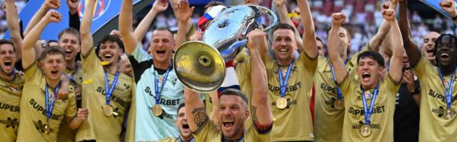 Kakav način da se završi karijera! Podolski u petoj deceniji podigao trofej sa klubom iz rodnog kraja /VIDEO/