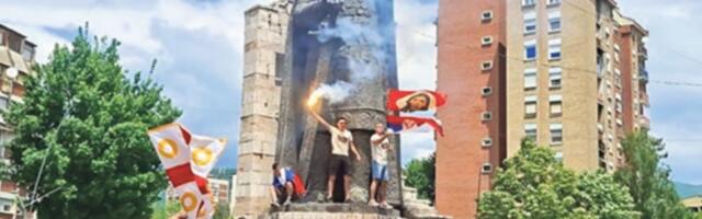 Nisu ih zaustavili: Srpski maturanti slavili sa trobojkama u Kosovskoj Mitrovici