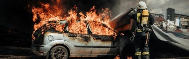 IZGORELA TRI AUTOMOBILA NA NOVOM BEOGRADU! Drama u Ulici Jurija Gagarina, vatra zahvatila parkirana vozila