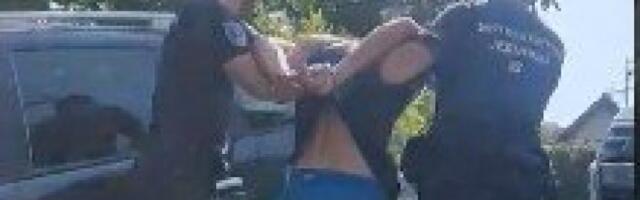 MALOLETNIK U AUTOBUSU NAPAO DVE OSOBE! Policija ga uhapsila, a evo koja krivična dela je počinio