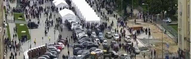 Gužva ispred Ćacilenda: Desetine ljudi se okupilo ispred Pionirskog parka