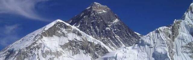 Hiljadu turista zarobljeno na Mont Everestu zbog snežne oluje (FOTO, VIDEO)