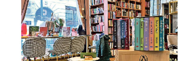 Шо­љи­ца ка­фе ме­ђу полицама са књи­га­ма