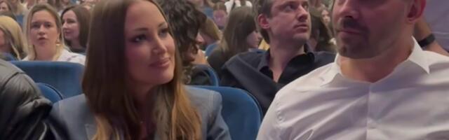 PRIJA I FILIP DOBILI POČASNA MESTA NA KONCERTU JAKOVA JOZINOVIĆA! Pevačica blista u čistoj elieganciji, SUPRUG JE NE ISPUŠTA IZ RUKU! (VIDEO)