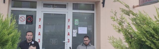 Centar Kule i Crvenke pun aktivista SNS: Bele fascikle, bedževi sa ćiriličnim Ć