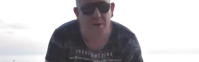 Iza čudnog imena i ekscentričnog izgleda krije se najobrazovaniji pevač na estradi! Završio je 3 fakulteta