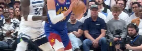 SUDIJE, IMATE LI VI OČI?! Nikolu Jokića pošteno ISPREBIJALI, arbitri se pravili blesavi: Ne jedan, ne dva... Srbin zaradio više od DESET udaraca u jednom napadu