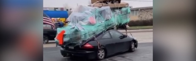 Ne treba mu kamion, seli stvari kolima (VIDEO)