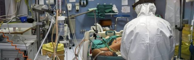 DVE KAPE, MASKA, TRI PARA KALJAČA, TRI PARA RUKAVICA, NAOČARE, KOMBINEZON, VIZIR - NEMA NI JELA NI PIĆA NI ODLASKA U WC, U SMENI I PO 16 SATI! Ovako izgleda jedan dan lekara u KC NIš