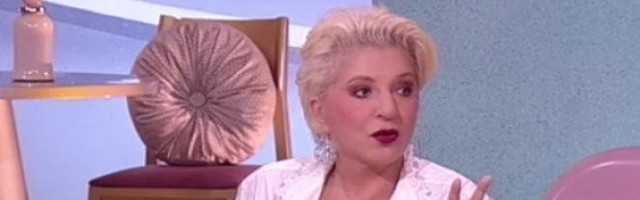 PADA INSTAGRAM! MIRJANA KARANOVIĆ PONOVO GOLA! Popularna glumica se valjala po PESKU, pa poručila: Kad nabacim kostim... /FOTO/