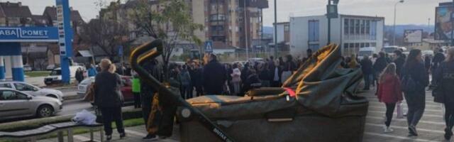 "VIDELI SMO RUČICE KAKO..." Progovorio uplašeni Miloš koji je sa sestrom našao napuštenu bebu na trotoaru - malo dete, noć, kolica...