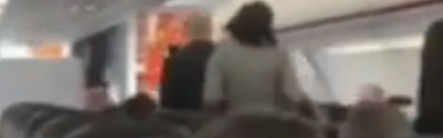 Žena vikala i kašljala u avionu na putnike (VIDEO)