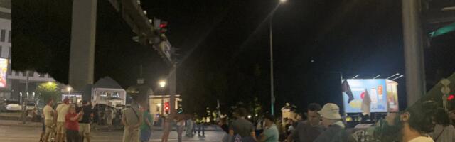 Kragujevčani koji protestuju zbog hapšenja studenta blokirali raskrsnicu kod Zastavinog solitera na 24 sata (VIDEO)