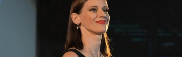 Ima 21 godinu i nenormalno je zgodna: Upoznajte Ivu, ćerku Mine Lazarević (FOTO)