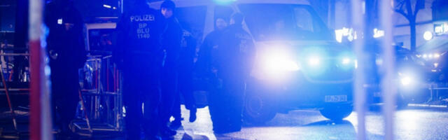 VOZAČ (19) PORŠEOM IZAZVAO TEŠKU SAOBRAĆAJNU NESREĆU Naleteo na &quot;Reno&quot; pa ga prepolovio, dvoje preminulo