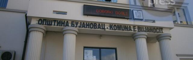 U Bujanovcu komunalna inspekcija kaznila trojicu aktivista zbog lepljenja nalepnica “Studenti pobeđuju”, niko ih nije legitimisao a imaju njihove JMBG