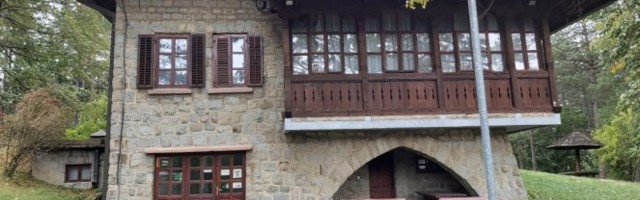 Šumska kuća na Ravnog Gori, sagrađena pre pola veka, zapuštena i oronula, a gazde ni na vidiku!