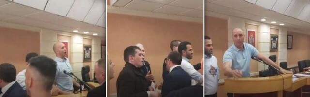 Blokiran rad sednice Skupštine opštine Lazarevac (VIDEO)
