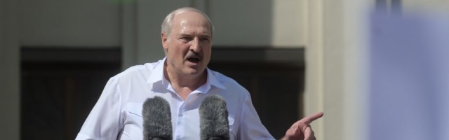 Lukašenko sa automatskom puškom stigao u svoju rezidenciju (VIDEO)