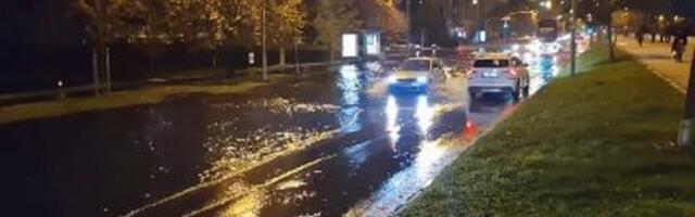 Pukla velika cev u NS, glavna ulica uz kej pod vodom (VIDEO)