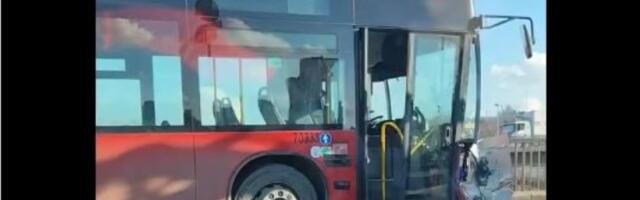 Sudar autobusa i automobila na Pančevakom mostu (VIDEO)