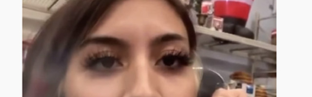 Nezadovoljna devojka je odlučila da prekine radni odnos sa Volmartom, a način na koji je to učinila je zadivio ceo svet (VIDEO)