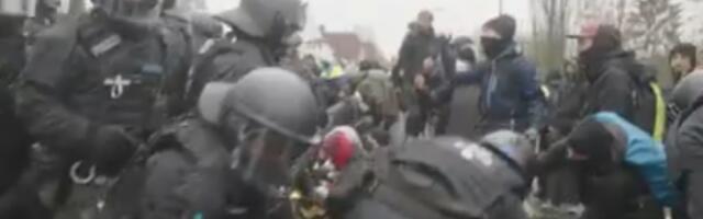 DEMOKRATSKE METODE NA DELU Blokaderi napali nemačku policiju, a onda su zažalili što im je to ikada palo na pamet!