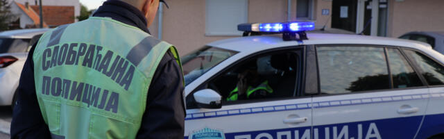 LANČANI SUDAR KOD LOZNICE, POVREĐENO PET OSOBA Delovi vozila rasuti po putu