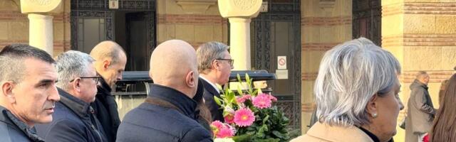 Aleksandar Vučić bio na sahrani oca Zvezdana Terzića: Venac u ruci, red ogroman