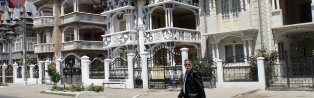 Ovo selo svi znaju kao "Romski Monako": Uložili milione, luksuzne palate niču kao pečurke, a znakovi dolara i mercedesa bodu oči na svakom ćošku