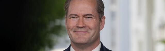 Ambasador SAD pokazao impresivnu fizičku spremu: Majk Volc se bacio na zemlju i radio sklekove s marincima