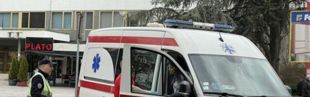 SAOBRAĆAJKA U CENTRU PRIJEPOLJA: Motor oboren na zemlju, pored putničko vozilo, na licu mesta policija i Hitna pomoć (FOTO)