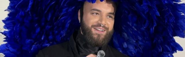 ŠTA MU JE TO NA GLAVI?! Nući stajlingom ZADAO DOMAĆI ZADATAK, svi gledaju plavo perje! (VIDEO, GALERIJA)