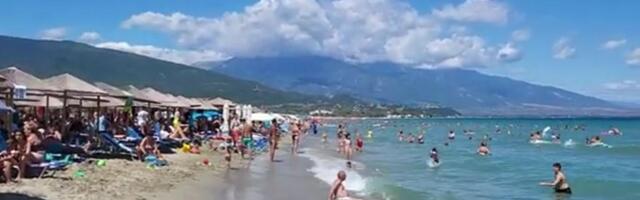 "Suncobrani lete k'o koplja, prave hladovinu" Srbi zaratili na plažama u Grčkoj, a onda pale i teške reči zbog ovoga - "Jao, sve smeta"