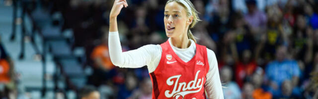ZABORAVITE KONORA MEKGREGORA! Vrela plavuša igrala u NBA, pa postala UFC ring-devojka! Noćas su zbog nje padale vilice (VIDEO)