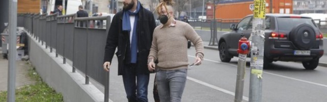 RASTA UZNEMIREN STIGAO U SUD! Reperu će biti izrečena PRESUDA zbog posedovanja NARKOTIKA /FOTO/