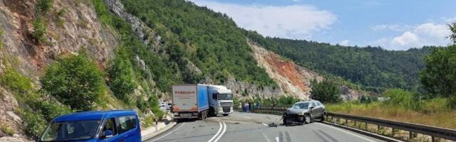 Težak udes na putu Užice-Zlatibor: Sudarili se automobil i kamion