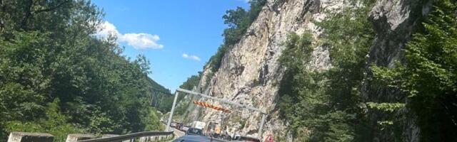 Teška nezgoda u tunelu kod Ovčar Banje: Sudarili se kamion i putničko vozilo, stvaraju se dugačke kolone vozila