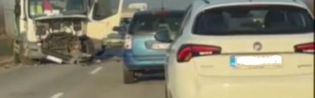 Teška saobraćajka kod Zrenjanina: Direktan sudar kamiona i automobila (FOTO/VIDEO)