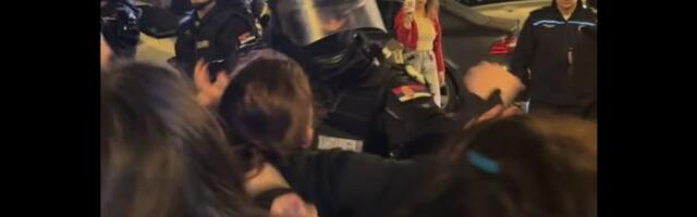 Policajac udario ženu u glavu: Snimak iz Novog Sada zgrozio javnost (VIDEO)