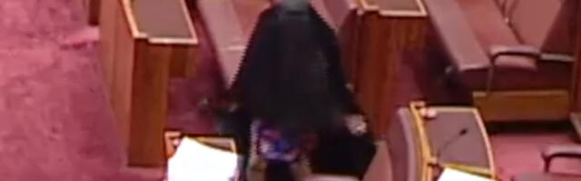 Poslanica u burki izazvala haos u parlamentu: Muslimani besni zbog “rasističkog gesta” )VIDEO)