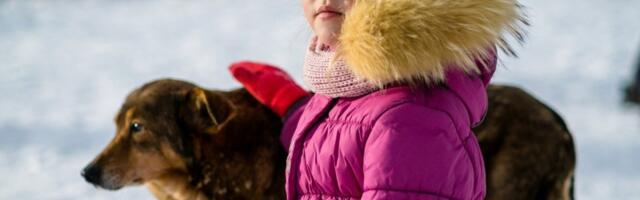 Video koji je rasplakao internet: Muškarac pratio šestogodišnju devojčicu samu po snegu i hladnoći do škole