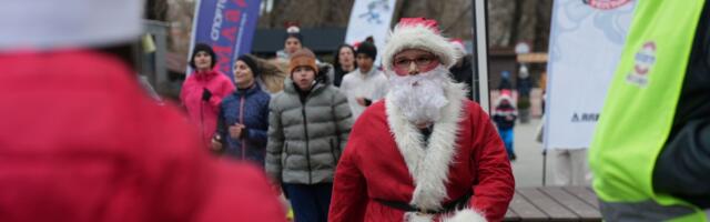 Izronio iz vode, ono što je nosio na leđima oduševilo sve: Nezapamćena akcija Deda Mraza u Beloj Crkvi (VIDEO)