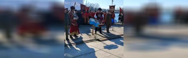 Jedna stvar prethodila je plivanju za Časni krst na Adi: Svi su gledali u nebo!