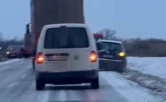 Kolapsi na putevima u Srbiji zbog snega! AMSS izdao hitno upozorenje za vozače: Dve stvari ključne! "Ovo direktno ugrožava bezbednost svih učesnika (VIDEO)
