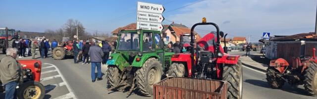 Nezadovoljni poljoprivrednici BLOKIRALI PUT Kragujevac - Topola (FOTO)