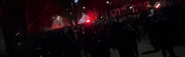 Pogledajte korteo Delija u Francuskoj, saobraćaj zaustavljen zbog navijača Zvezde, tu je i bakljada!