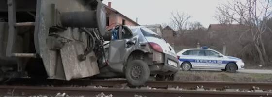 TERETNI VOZ UDARIO U AUTO: Dvoje povređenih na pružnom prelazu u Požarevcu