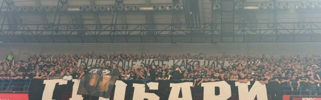 Novi haos u "Areni": Grobari hteli da transparentom odgovore Delijama, pa se međusobno potukli