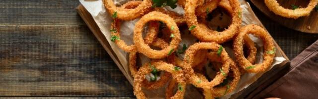 Napravite "onion rings" kod kuće: Evo kako da budu sočni i hrskavi
